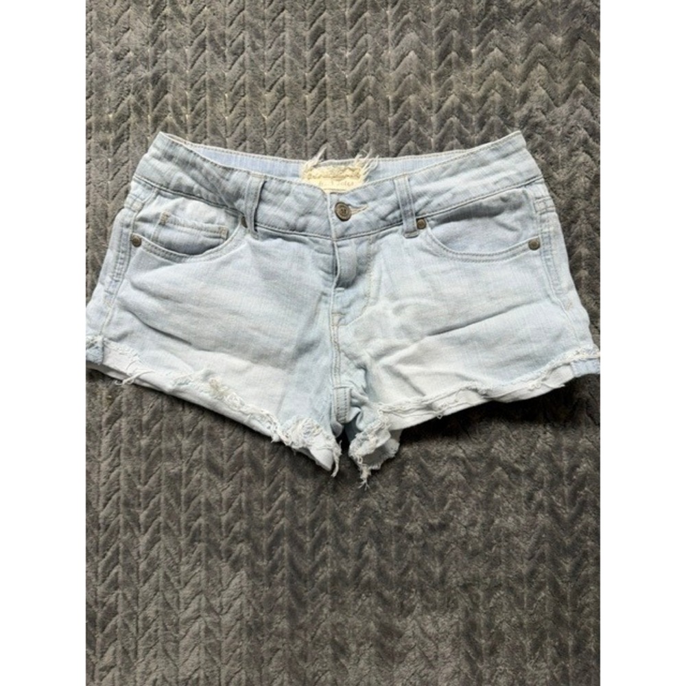 Altar'd State Womens Light Wash Distressed Raw Hem Denim Shorts Size 27/5 0425